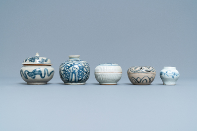 Een gevarieerde collectie Chinees blauw-wit porselein, Ming en later