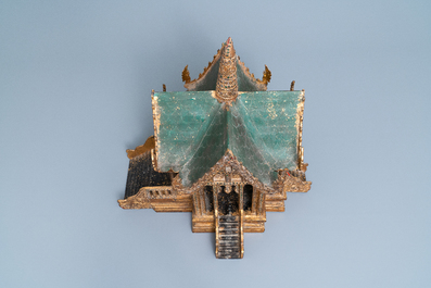 Un temple miniature en bois sculpt&eacute; dor&eacute;, Tha&iuml;lande, 19/20&egrave;me