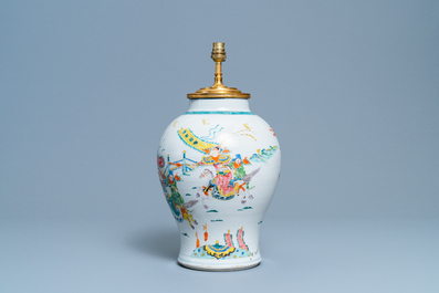 Een Chinese famille rose vaas met krijgers op verguld bronzen lampvoet, 19/20e eeuw