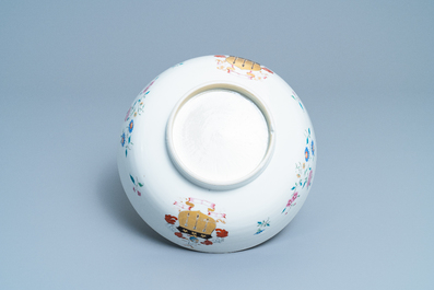 Un bol armori&eacute; en porcelaine de Chine famille rose, Qianlong