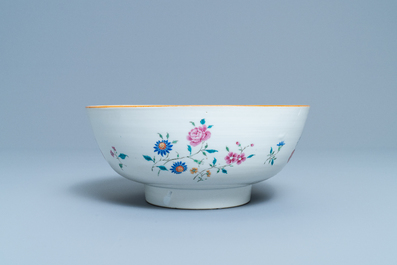 Un bol armori&eacute; en porcelaine de Chine famille rose, Qianlong