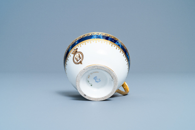Une tasse et soucoupe en porcelaine de S&egrave;vres armori&eacute;e pour von Linsingen, France, 1&egrave;re moiti&eacute; du 19&egrave;me