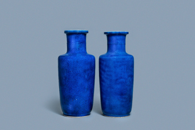 Une paire de vases de forme rouleau en porcelaine de Chine bleu poudr&eacute; monochrome, Kangxi