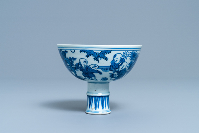 Un bol sur piedouche en porcelaine de Chine en bleu et blanc &agrave; d&eacute;cor de gar&ccedil;ons jouants, Wanli