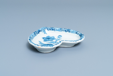 Une coupe en forme de coeur en fa&iuml;ence de Delft en bleu et blanc &agrave; d&eacute;cor d'un oeillet, 18&egrave;me