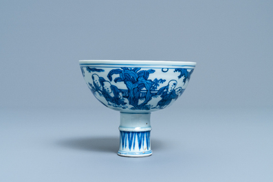 Un bol sur piedouche en porcelaine de Chine en bleu et blanc &agrave; d&eacute;cor de gar&ccedil;ons jouants, Wanli