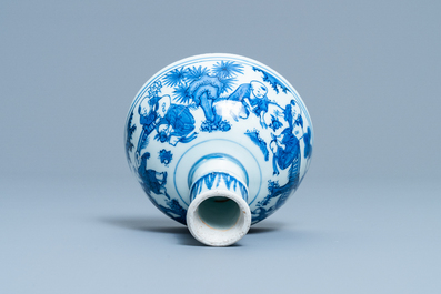 Un bol sur piedouche en porcelaine de Chine en bleu et blanc &agrave; d&eacute;cor de gar&ccedil;ons jouants, Wanli