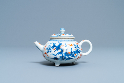 Une th&eacute;i&egrave;re couverte tripod en porcelaine de Chine en bleu, blanc, rouge de fer et dor&eacute;, Kangxi