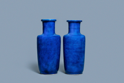 Une paire de vases de forme rouleau en porcelaine de Chine bleu poudr&eacute; monochrome, Kangxi