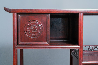 Een Chinese houten etag&egrave;re, Republiek