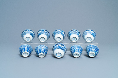 Een gevarieerde collectie Chinese blauw-witte en famille rose koppen en schotels, Qianlong en 19e eeuw
