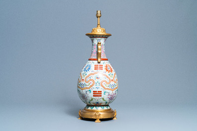 Un vase en porcelaine de Chine famille rose &agrave; d&eacute;cor de trigrammes mont&eacute; en lampe en bronze dor&eacute;, marque de Yongzheng, R&eacute;publique