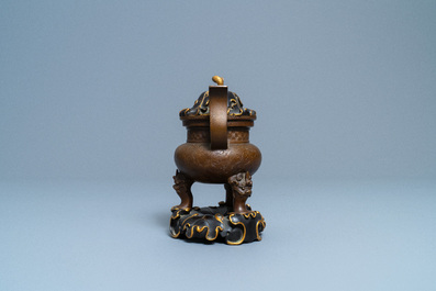 A Chinese bronze tripod censer with 'lotus leaf' cover and stand, 17/18th C.