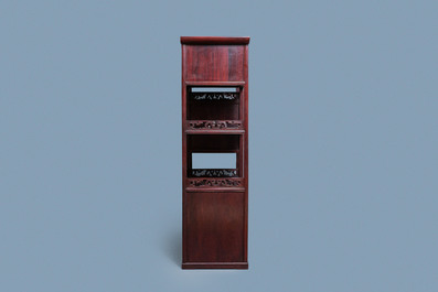 Een Chinese houten etag&egrave;re, Republiek