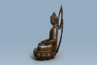 Une tr&egrave;s grande figure de Bouddha en bronze, N&eacute;pal, 18&egrave;me