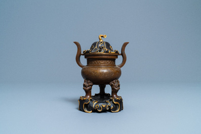 Un br&ucirc;le-parfum tripod en bronze au couvercle et socle en forme de feuille de lotus, Chine, 17/18&egrave;me