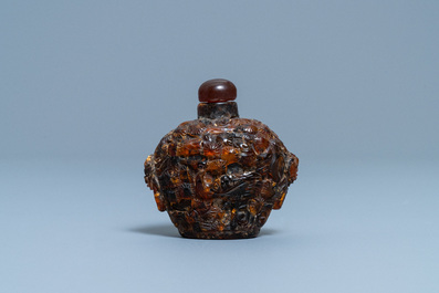 A Chinese amber snuff bottle, 19th C.