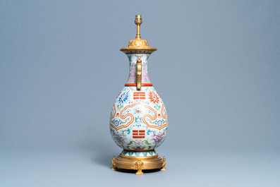 Un vase en porcelaine de Chine famille rose &agrave; d&eacute;cor de trigrammes mont&eacute; en lampe en bronze dor&eacute;, marque de Yongzheng, R&eacute;publique