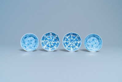 Een gevarieerde collectie Chinese blauw-witte koppen en schotels, Kangxi