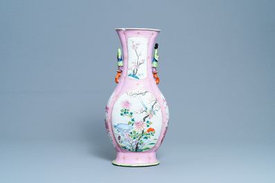 Un vase en porcelaine de Chine famille rose aux m&eacute;daillons de paysages et de d&eacute;cors floraux, Qianlong