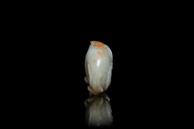 Een Chinees model van een perzik in celadon en roestkleurige jade, Ming