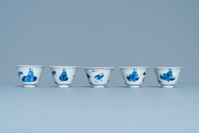 Cinq tasses et soucoupes en porcelaine de Chine en bleu et blanc, marque de Chenghua, Kangxi