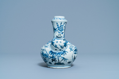 Un kendi en porcelaine de Chine en bleu et blanc, Wanli