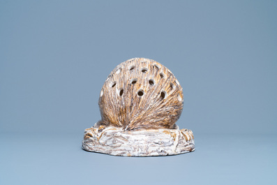 Een polychrome aardewerken bloemenhouder in de vorm van een egel, Noord-Frankrijk, 18/19e eeuw