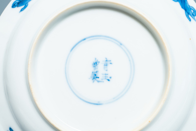 Six coupelles en porcelaine de Chine en bleu et blanc, Kangxi