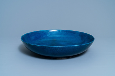 Een grote Chinese monochrome blauwe schotel, Qianlong