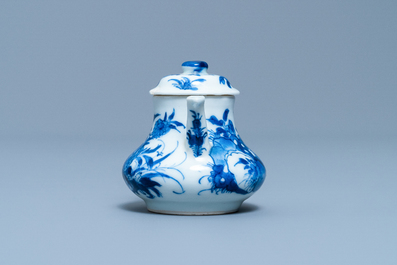 Een Chinese blauw-witte miniatuur theepot met deksel, Chenghua merk, Kangxi