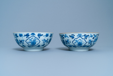 Een paar Chinese blauw-witte kommen met vissers, Qianlong