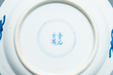 Six coupelles en porcelaine de Chine en bleu et blanc, Kangxi