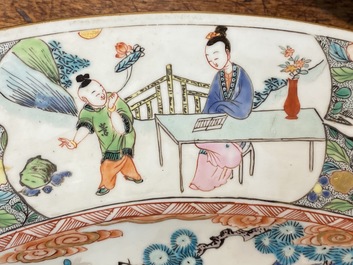 Un tr&egrave;s grand plat en porcelaine de Chine famille rose &agrave; d&eacute;cor du 'G&eacute;n&eacute;ral Yang et Mu Guiying', Kangxi/Yongzheng