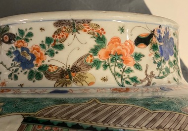 Une paire de grands vases couverts en porcelaine de Chine famille verte, Kangxi