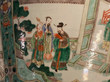 Une paire de grands vases couverts en porcelaine de Chine famille verte, Kangxi