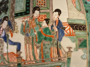 Een paar grote Chinese famille verte dekselvazen, Kangxi