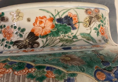 Une paire de grands vases couverts en porcelaine de Chine famille verte, Kangxi