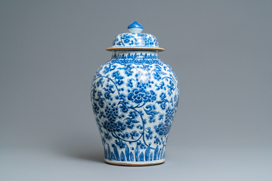 Een grote Chinese blauw-witte dekselvaas met floraal decor, Kangxi