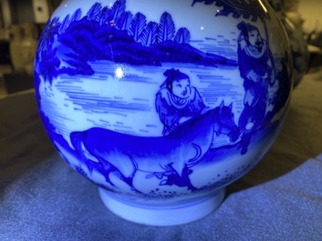 Un vase de forme bouteille en porcelaine de Chine en bleu et blanc, &eacute;poque Transition