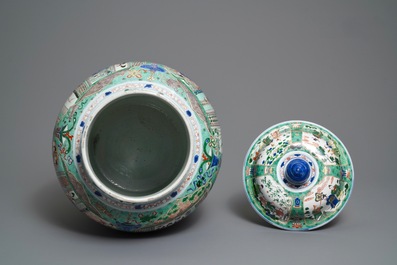 Une paire de grands vases couverts en porcelaine de Chine famille verte, Kangxi