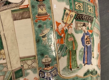 Une paire de grands vases couverts en porcelaine de Chine famille verte, Kangxi