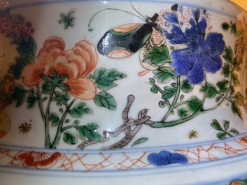 Une paire de grands vases couverts en porcelaine de Chine famille verte, Kangxi