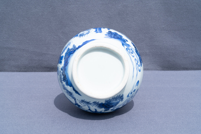 Un vase de forme bouteille en porcelaine de Chine en bleu et blanc, &eacute;poque Transition