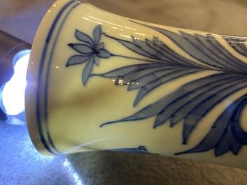 Un vase de forme bouteille en porcelaine de Chine en bleu et blanc, &eacute;poque Transition