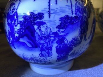 Un vase de forme bouteille en porcelaine de Chine en bleu et blanc, &eacute;poque Transition