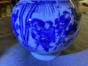 Un vase de forme bouteille en porcelaine de Chine en bleu et blanc, &eacute;poque Transition