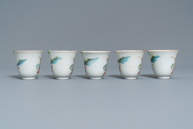 Cinq tasses et soucoupes en porcelaine de Chine famille rose, marque et &eacute;poque de Tongzhi