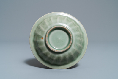 Drie Chinese Longquan celadon schotels, Song en Ming