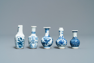 Quinze vases miniatures en porcelaine de Chine, la plupart en bleu et blanc, Kangxi